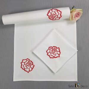 servet wit met open roos Valentijnsdag