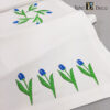 Tafelloper wit met blauwe tulpen 3